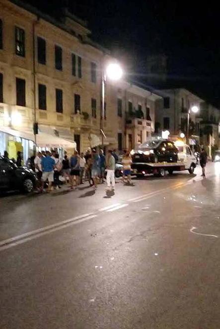 Auto si cappotta in viale XX Settembre, in tre miracolate
