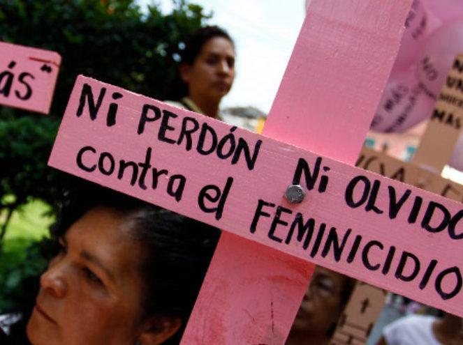 Una croce rosa d’arte contro i femminicidi 