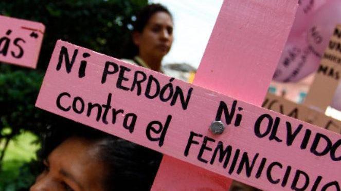 Una croce rosa d’arte contro i femminicidi