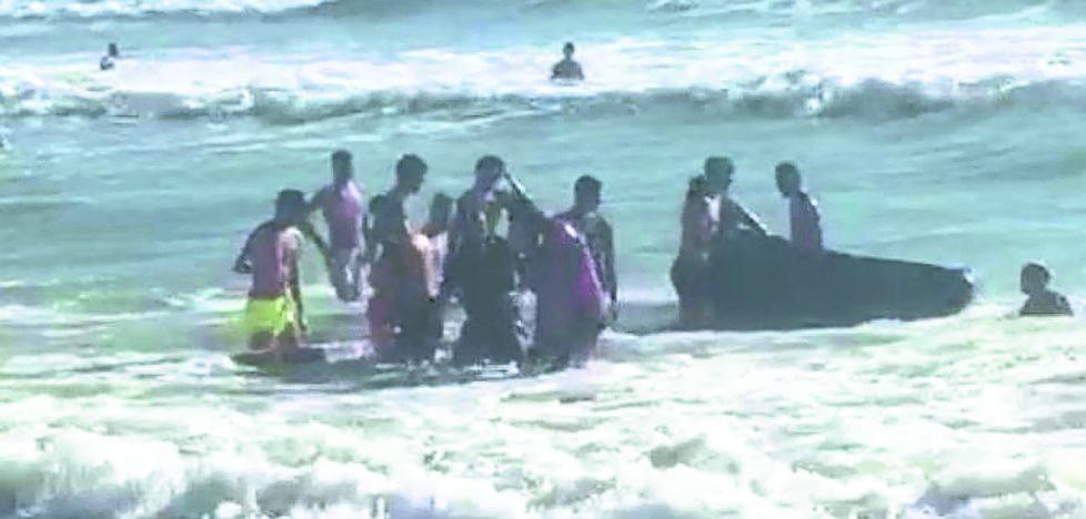Tirrenia, due giovani salvati in extremis dai bagnini 