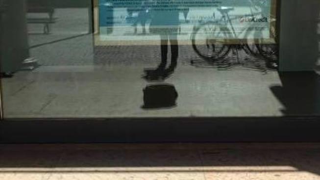 Borsa abbandonata: si scatena il panico