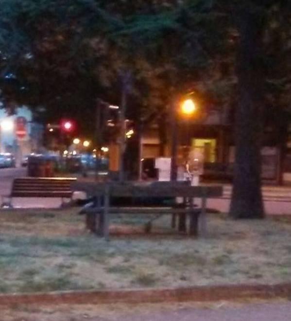 Il parco è un dormitorio di mendicanti e ubriachi 