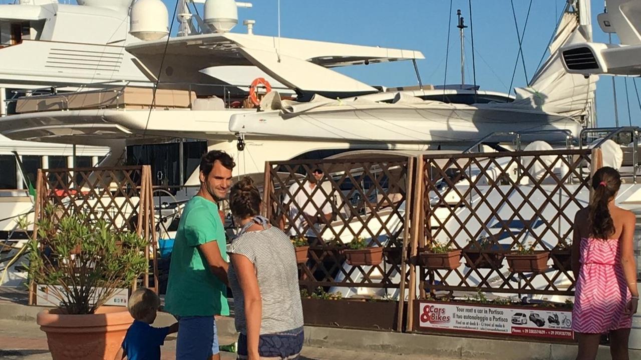 Relax e autografi, le vacanze minimal di Roger Federer 