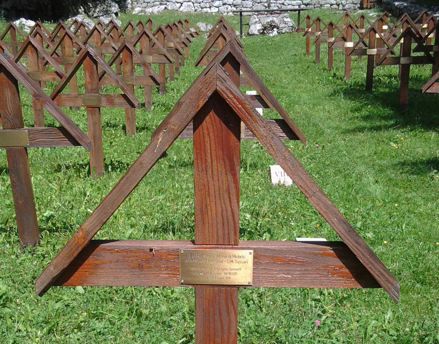 Tre soldati di Terranova nel cimitero dei Sassarini 