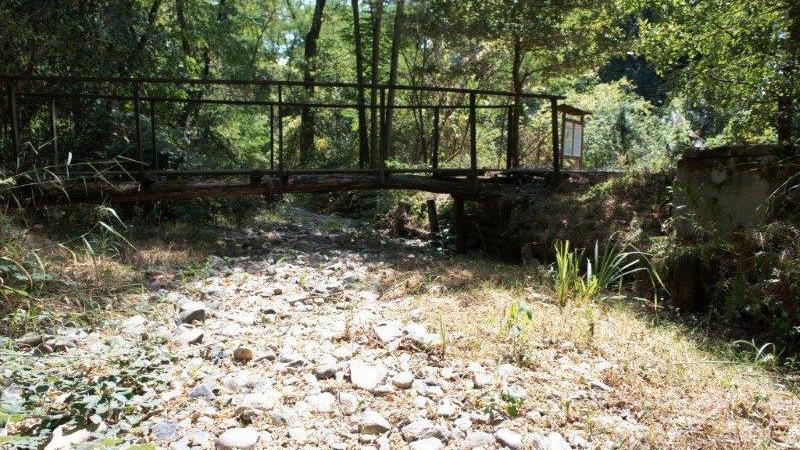 Il ponte sospeso sul rio che non c'è più (foto Sernacchioli)