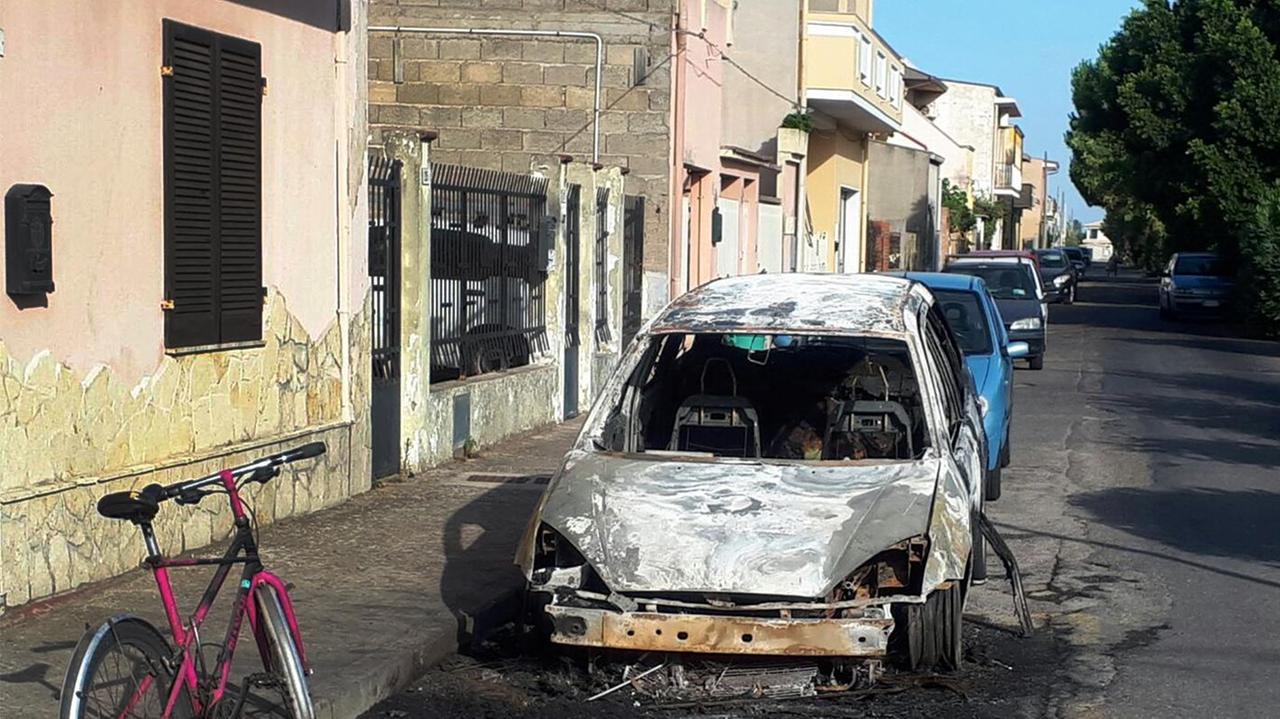 L'auto incendiata a Terralba