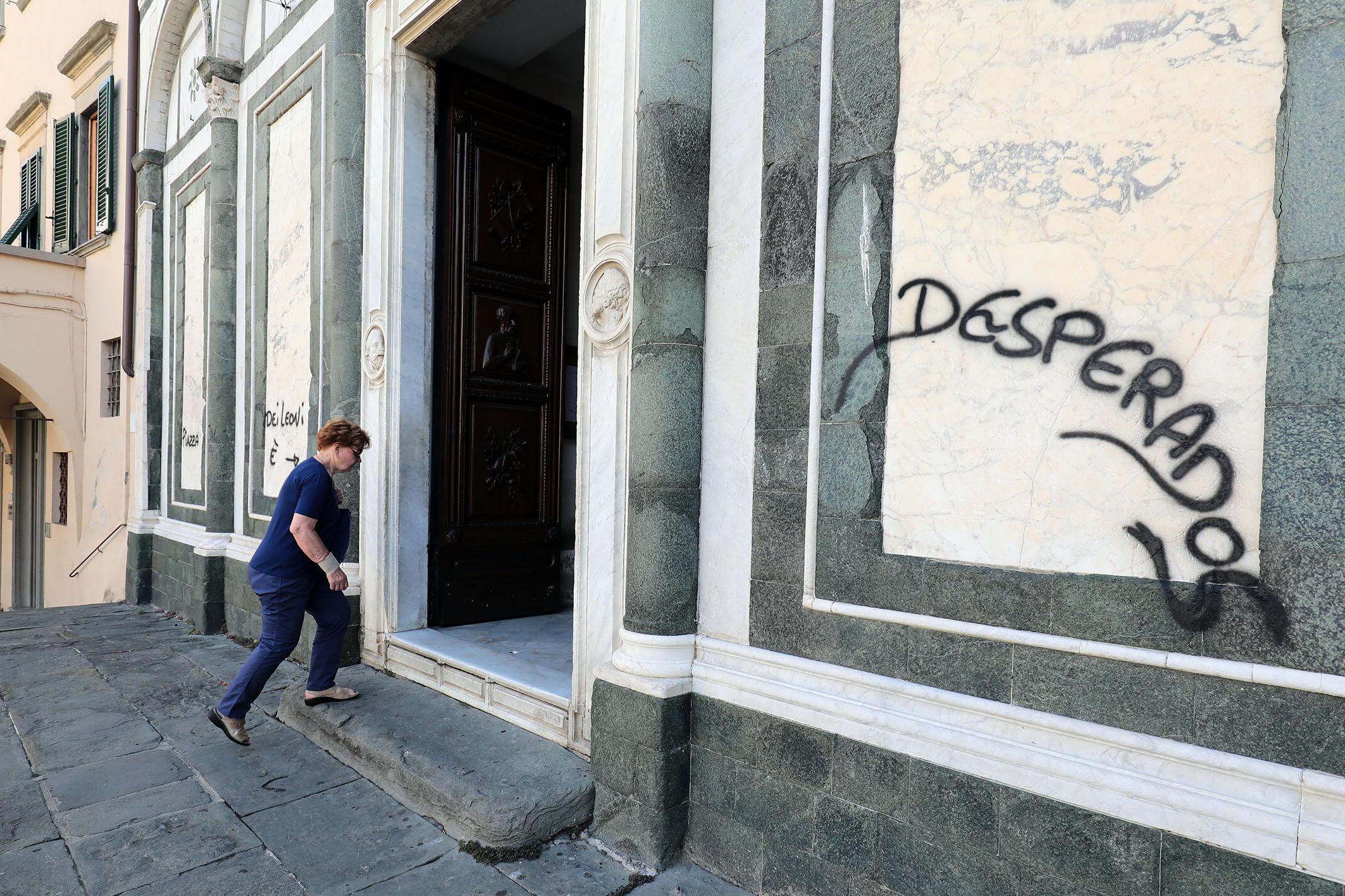 Le scritte dei vandali sulla facciata della Collegiata (Foto Agenzia Carlo Sestini)