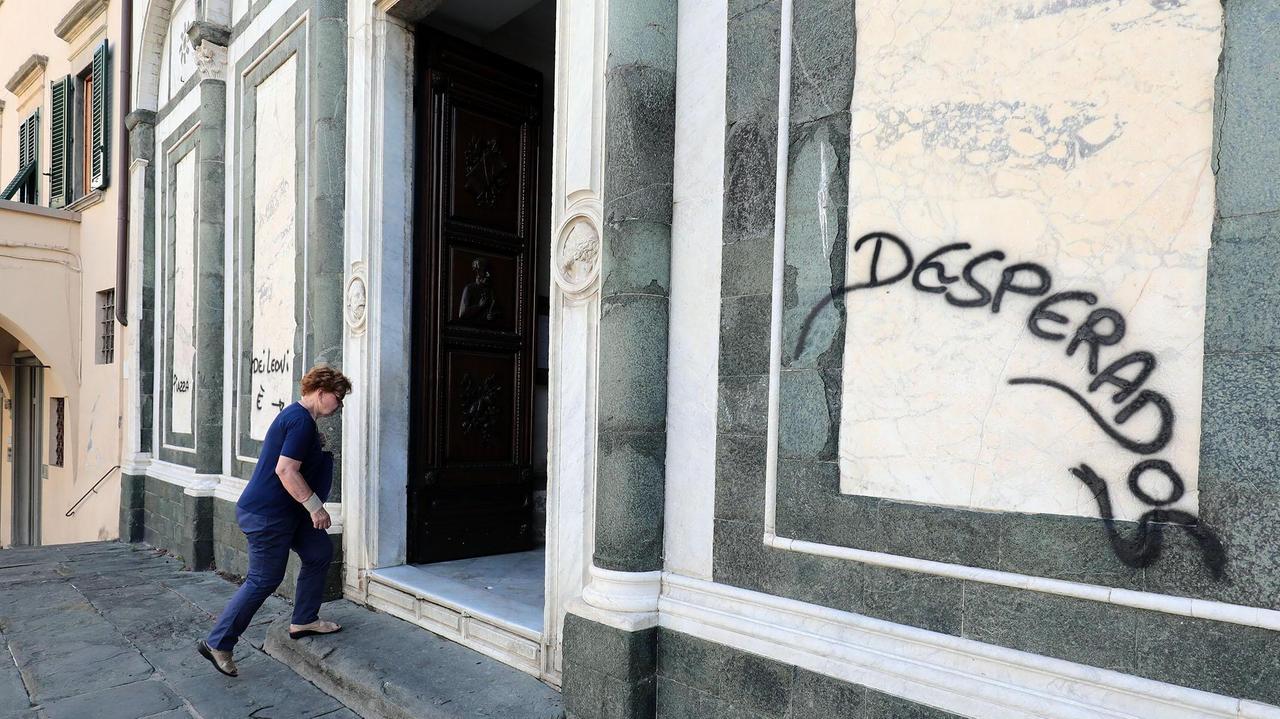 Le scritte dei vandali sulla facciata della Collegiata (Foto Agenzia Carlo Sestini)