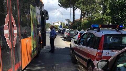 Ferisce al volto due vigili durante i controlli sul bus