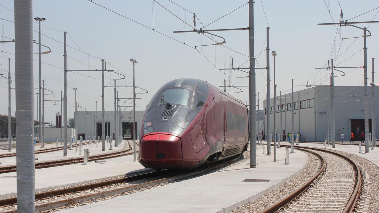 Bloccati nel treno in galleria per oltre due ore