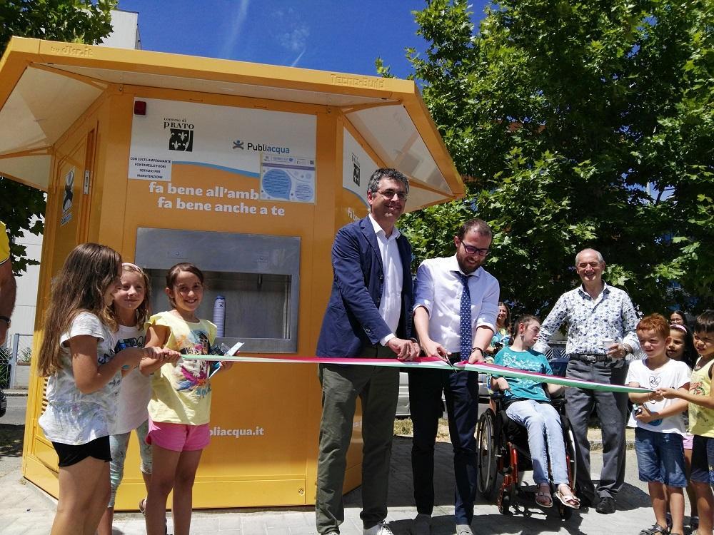 L'inaugurazione del fontanello in via Miliotti a Grignano