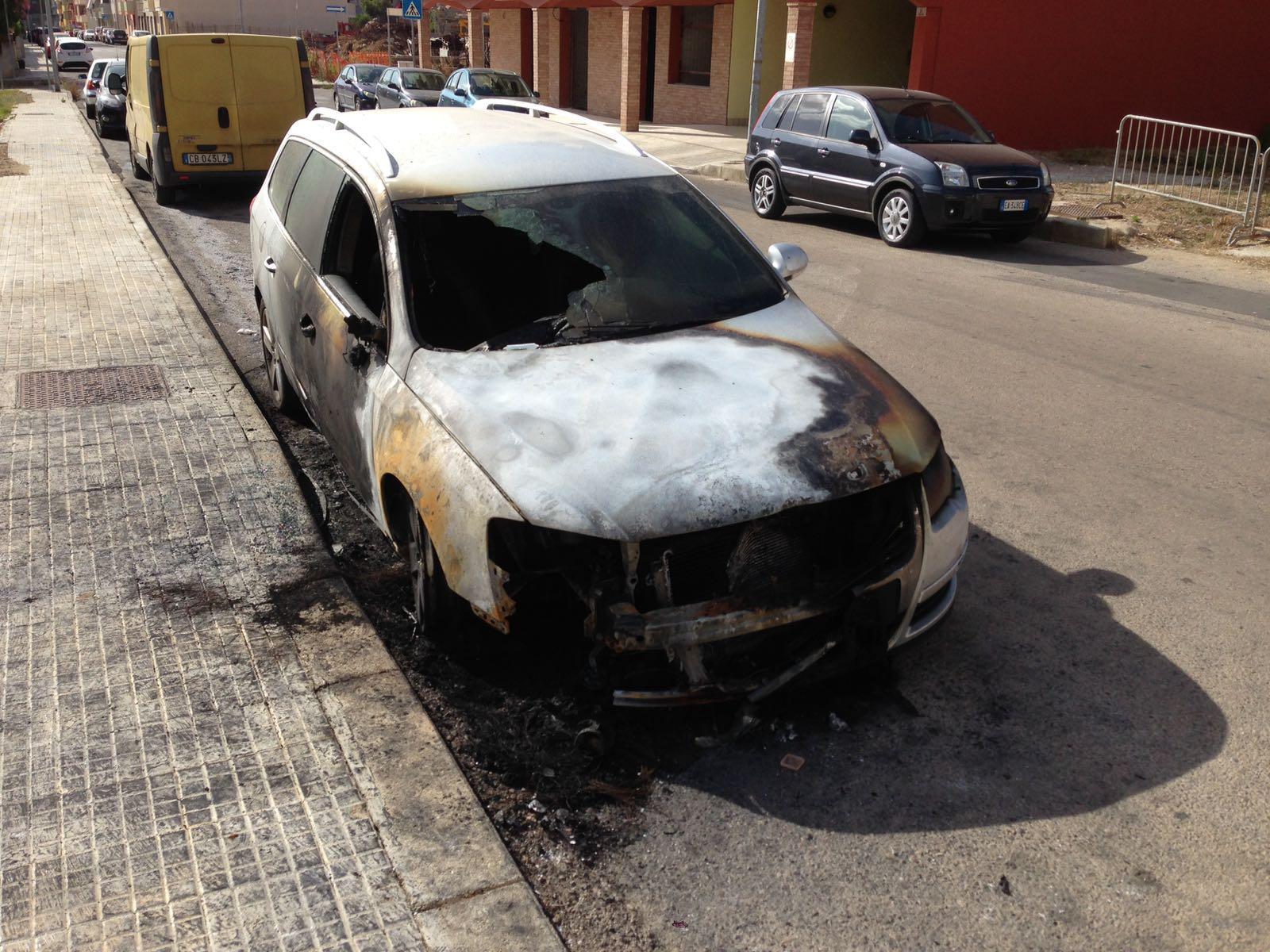 Così si presentava stamani 27 luglio l'auto incendiata in via Lussu