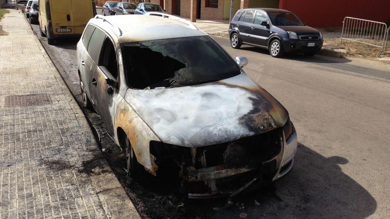 Così si presentava stamani 27 luglio l'auto incendiata in via Lussu