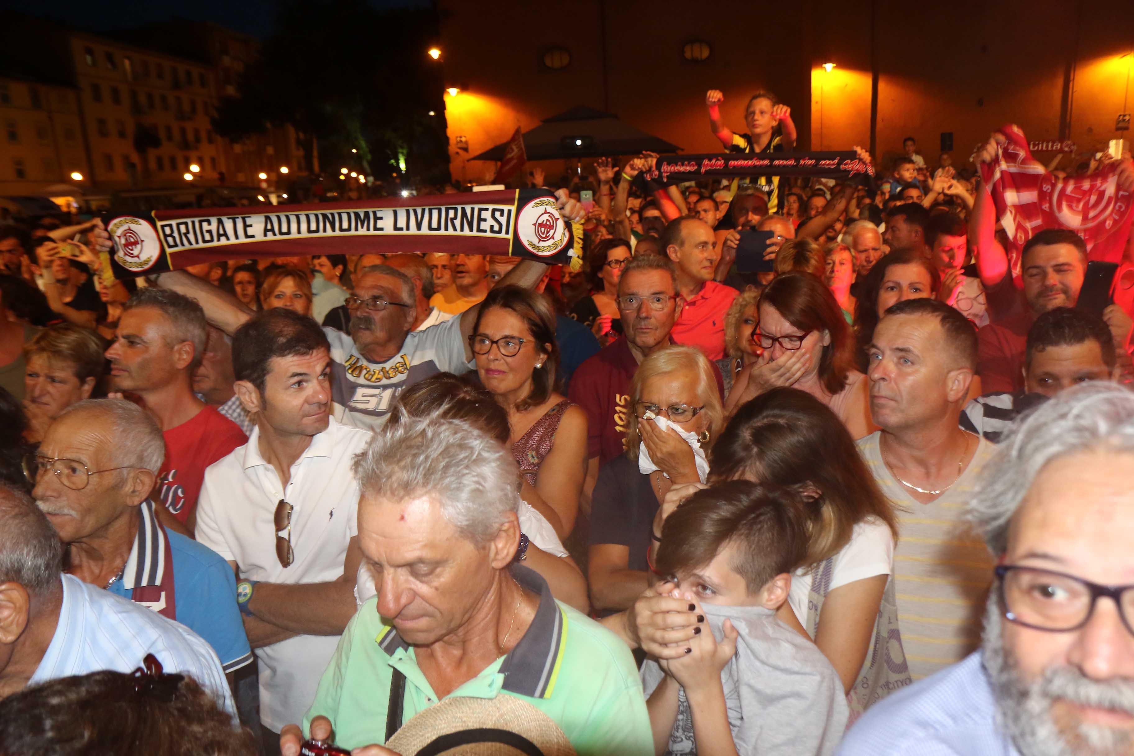 Una bolgia per tremila nella notte del Livorno - Video