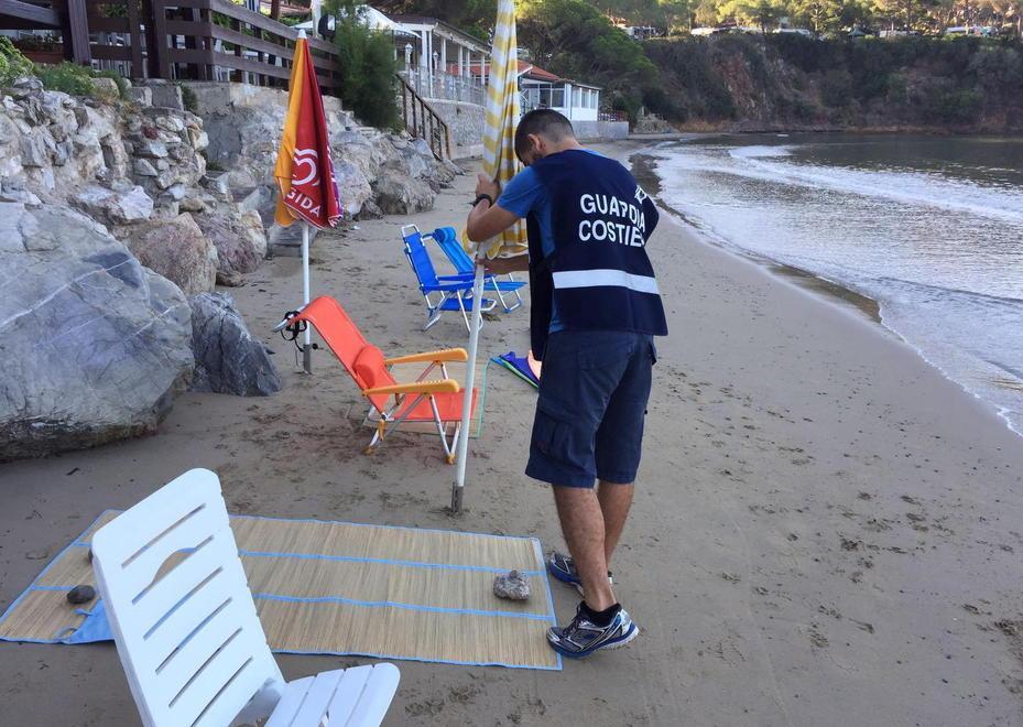 Blitz all'alba della Guardia costiera: "sparecchiate" le spiagge
