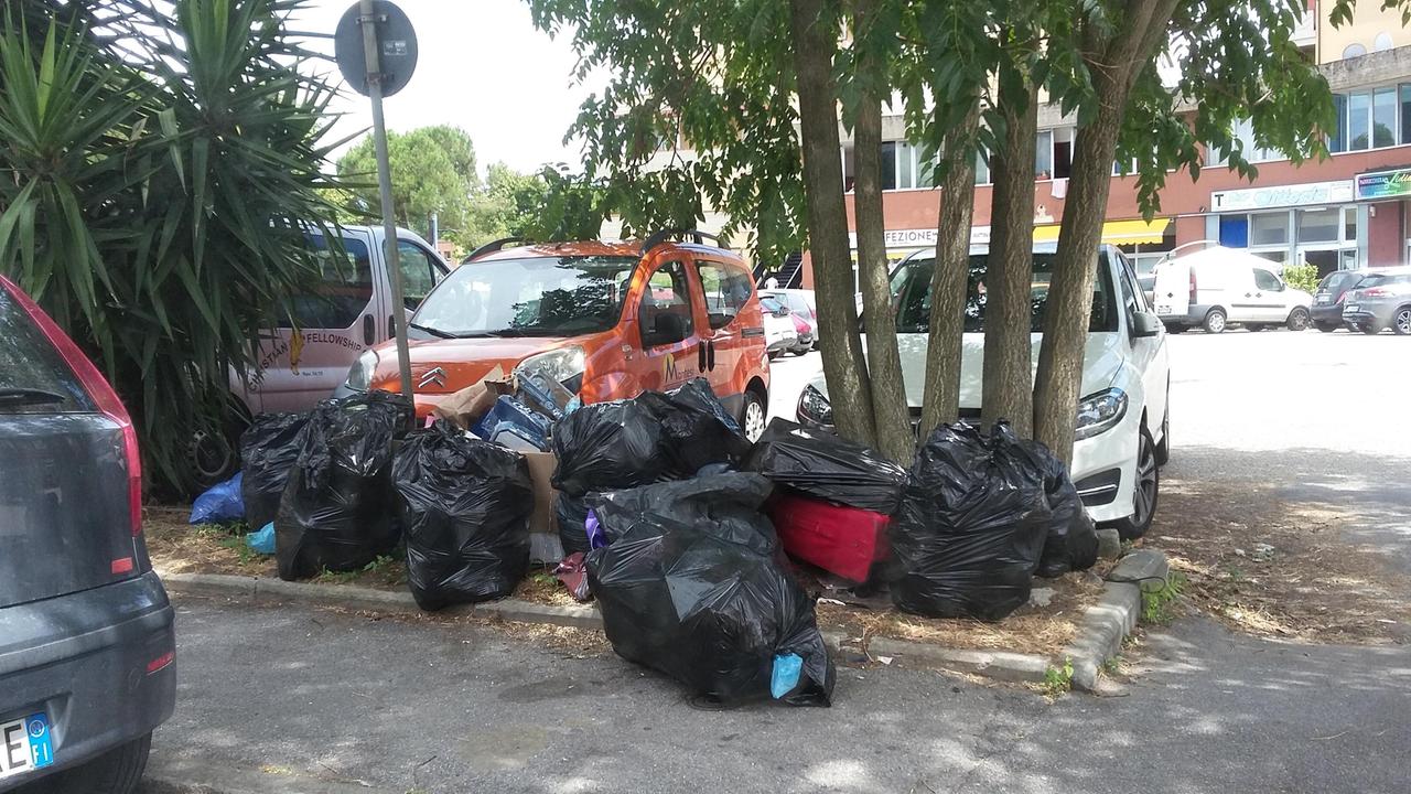 Alcuni sacchi di scarti tessili abbandonati per strada