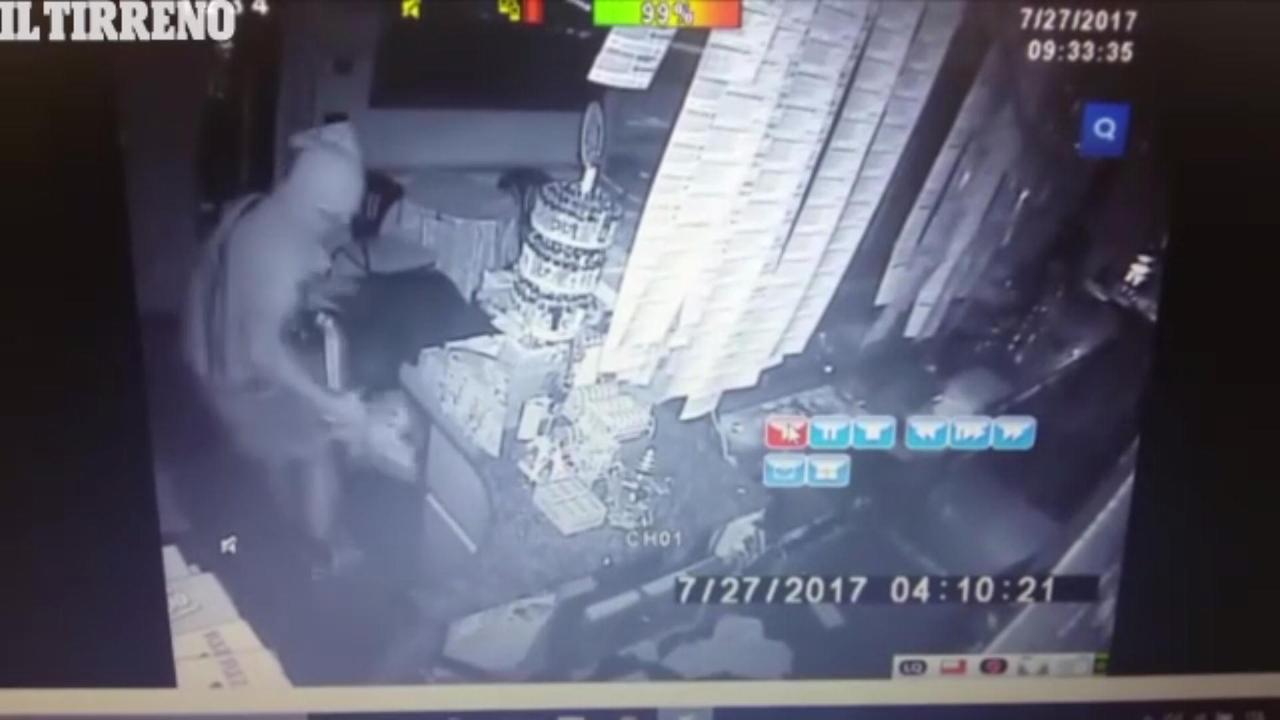 Il ladro in azione ripreso dalla telecamera interna