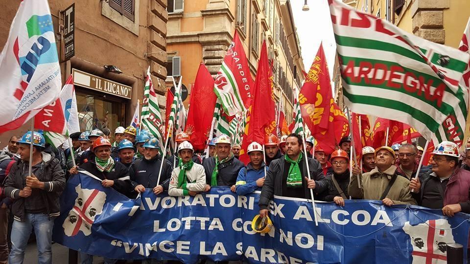 Una manifestazione dei lavoratori Alcoa