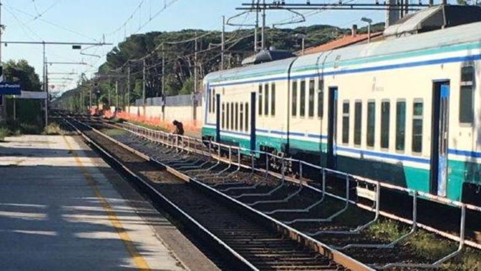 Attraversa i binari del treno beffandosi del divisorio