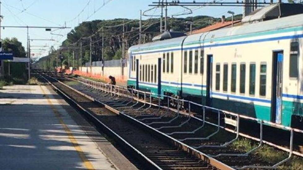 Attraversa i binari del treno beffandosi del divisorio