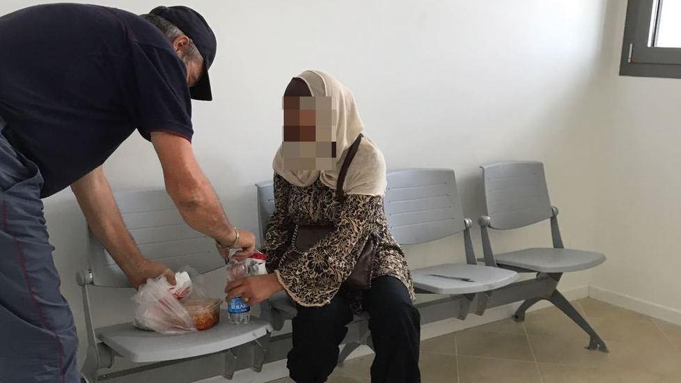 Prima la denunciano per furto poi fanno la colletta per sfamarla