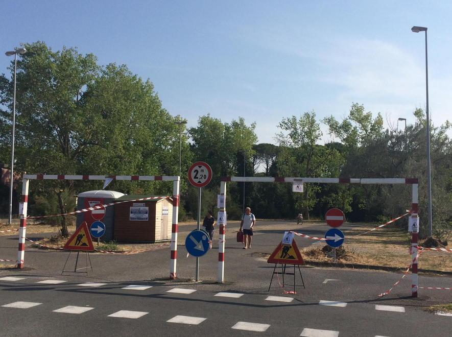 Abbattuti gli alberi, riapre il parcheggio 