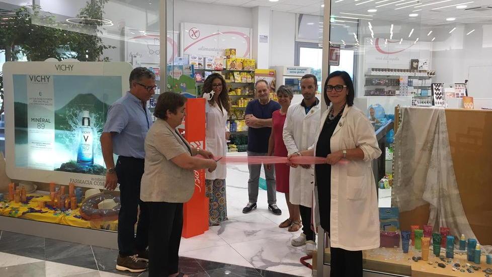 Taglio del nastro per la nuova farmacia