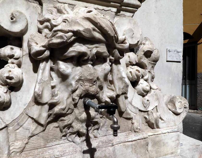 Sulla storica fontana ancora il brutto rubinetto