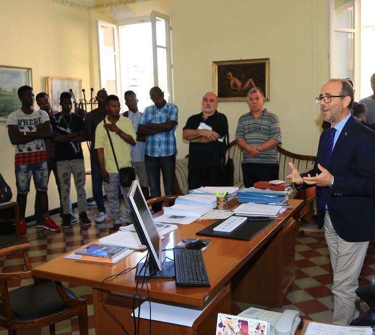 Pulizia e verde pubblico affidati a 17 migranti 