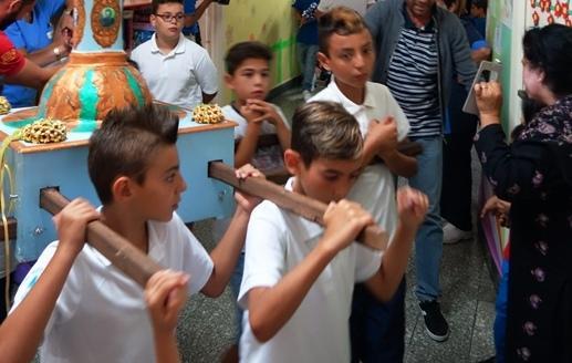 Il dono dei mini candelieri ai bambini della Pediatria 