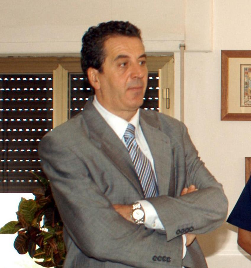 Morde la fidanzata e le stacca un dito 