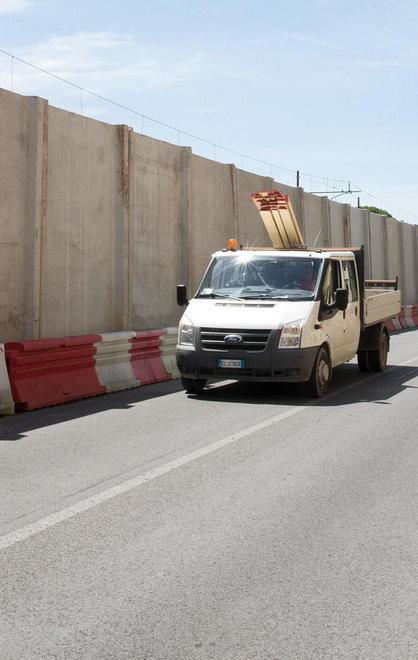 Agosto di fuoco: bus al posto dei treni e cavalcavia chiuso 