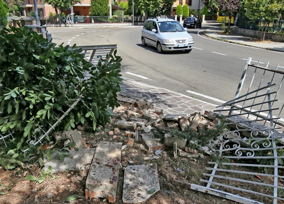 Modena, auto si schianta e finisce nel giardino 