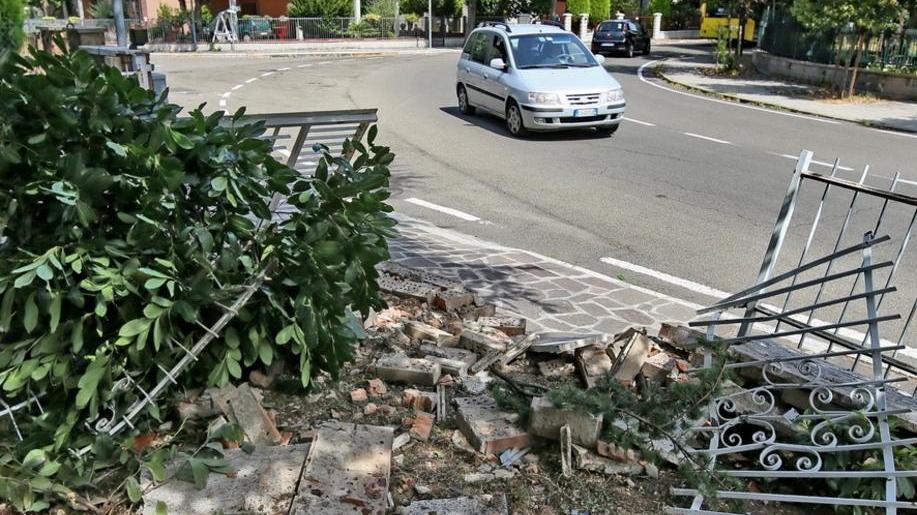 Modena, auto si schianta e finisce nel giardino