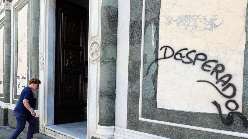 La città sfregiata: «Offesa a fede e storia, chi ha fatto questo non è tifoso azzurro»