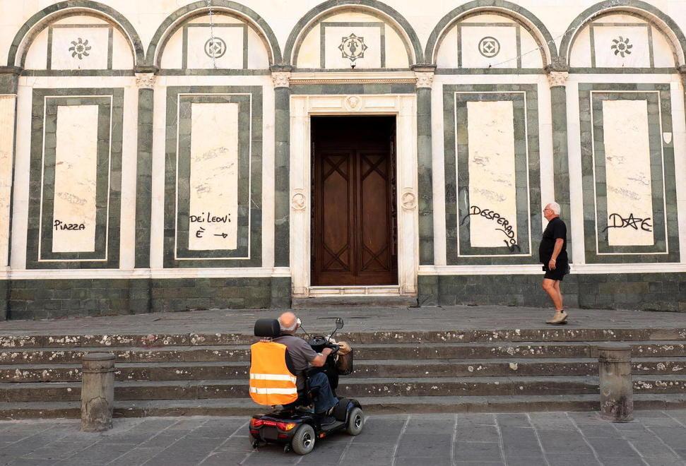 Collegiata e leoni sfregiati: il vandalo incastrato dai selfie - Foto