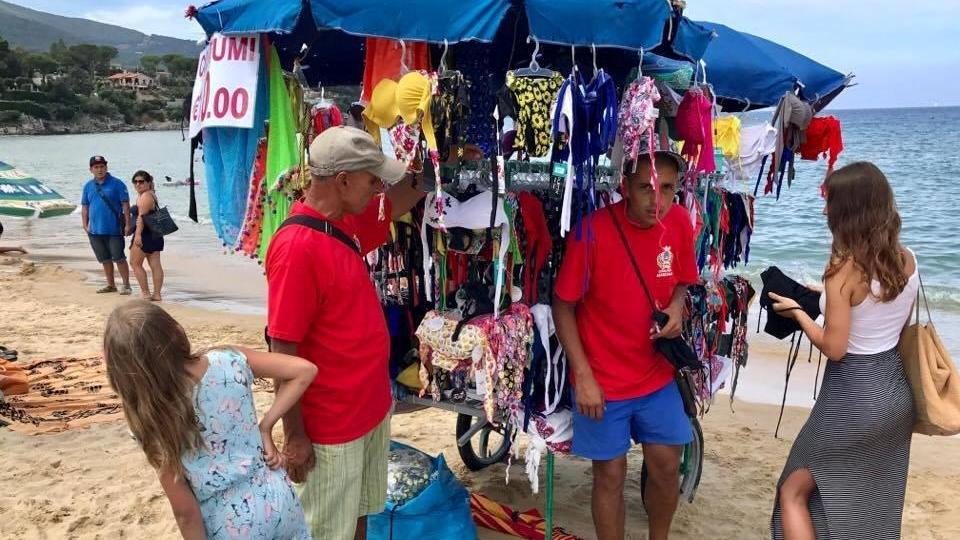 Due ambulanti con le magliette rosse (foto Giò Di Stefano)