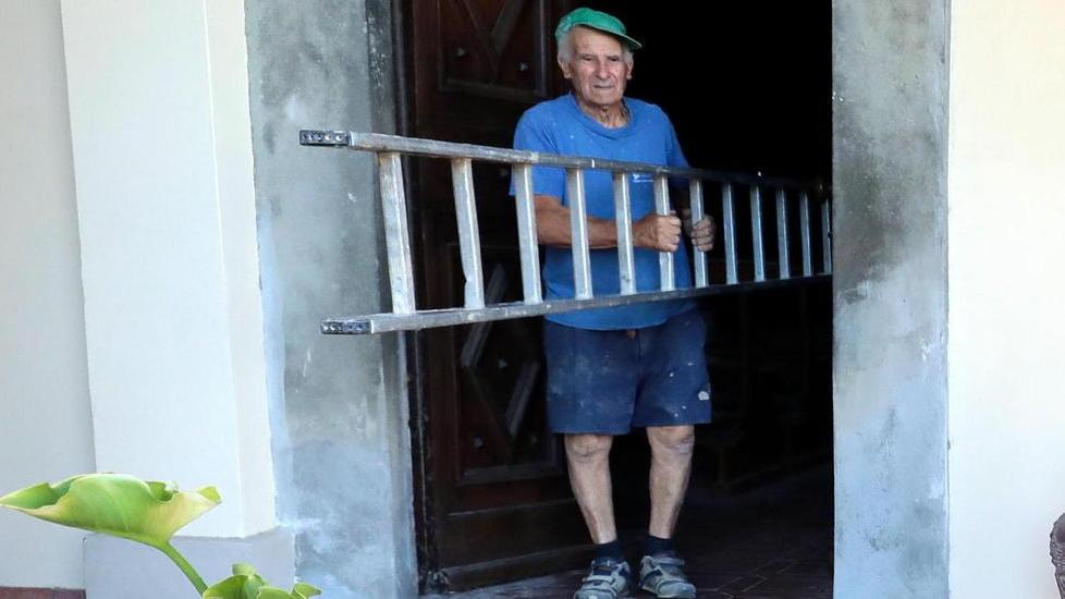 Franco Corsi davanti alla chiesa di Castelnuovo (Foto Agenzia Carlo Sestini)