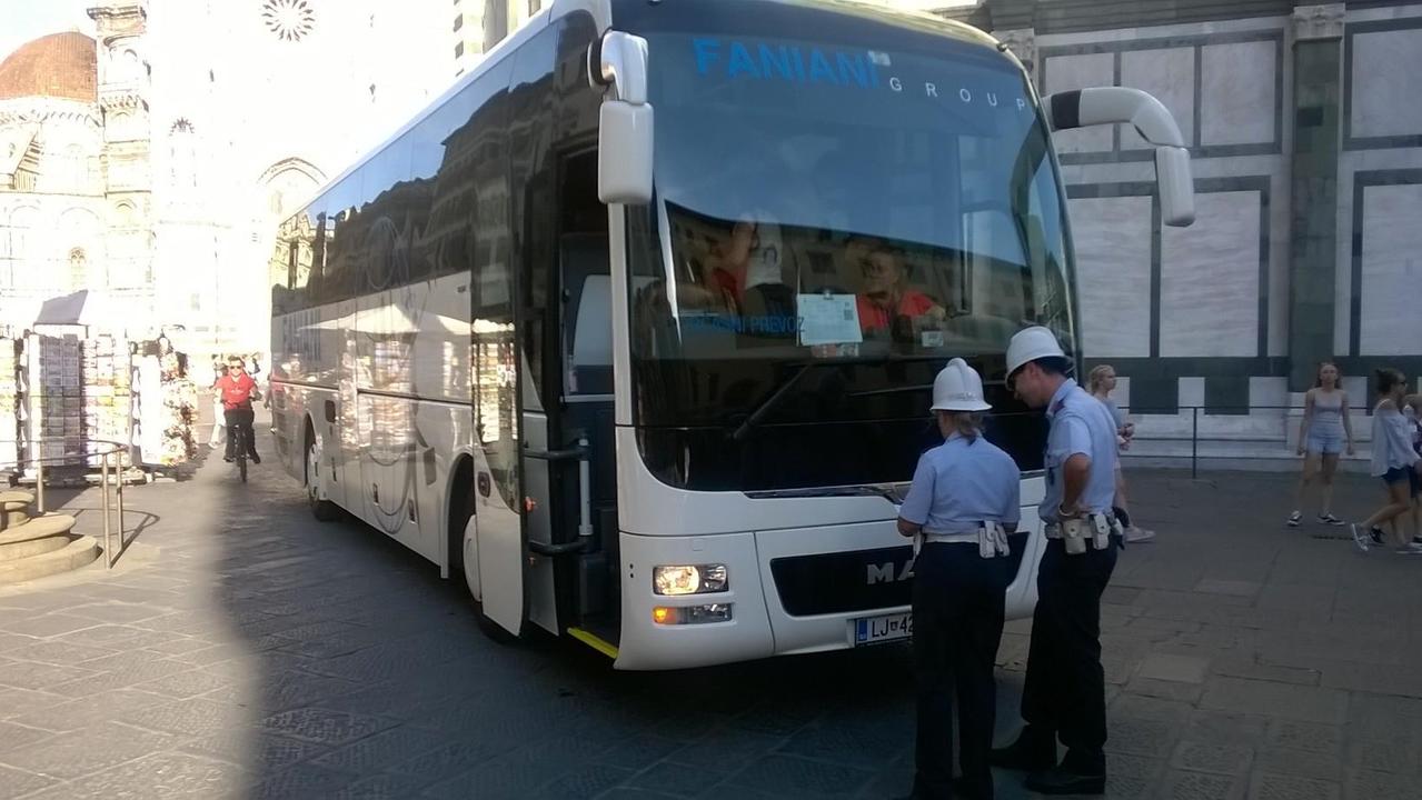 Firenze, pullman sbaglia strada e arriva in piazza Duomo