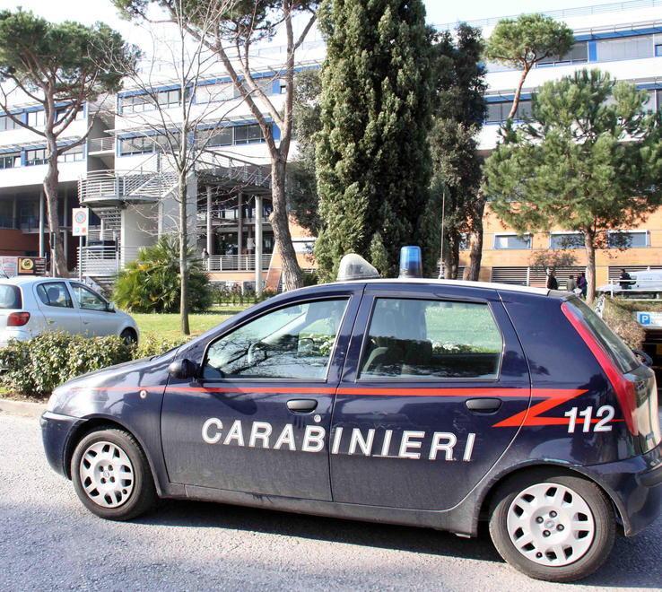 Picchia la compagna incinta, lei chiede aiuto invano 
