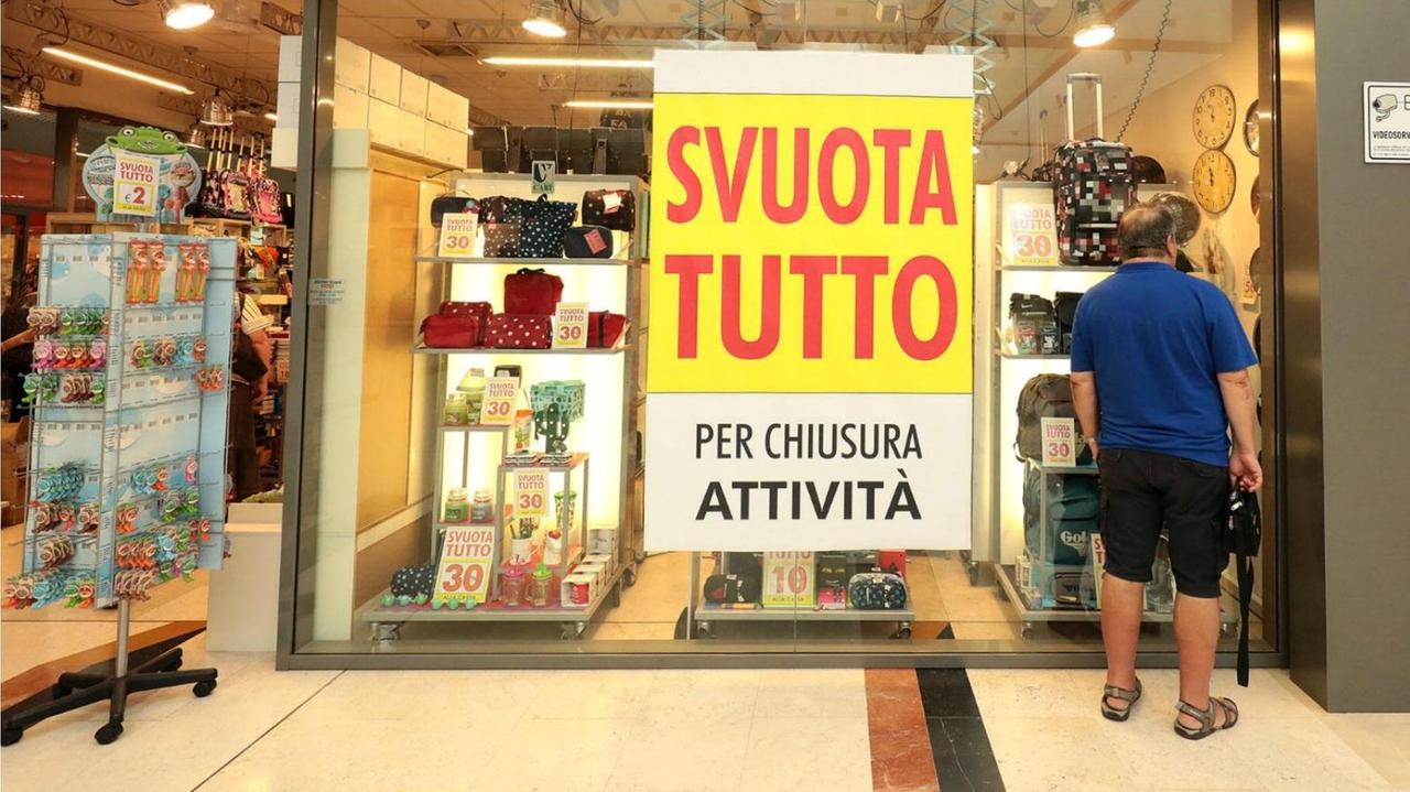Un negozio del centro commerciale destinato alla chiusura (Foto Agenzia Carlo Sestini)