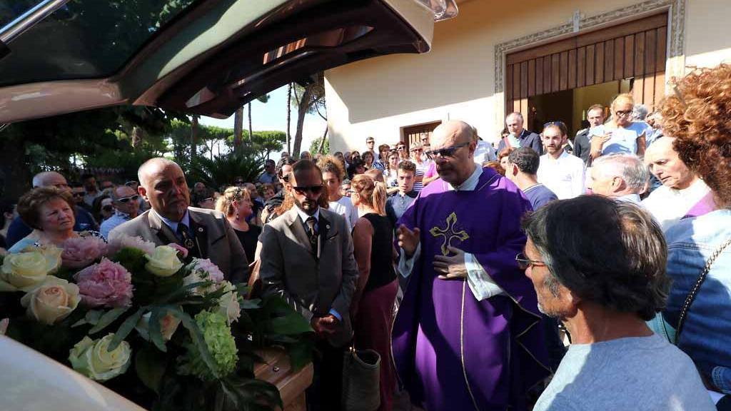 Un'immagine dei funerali di Lorena Baldi