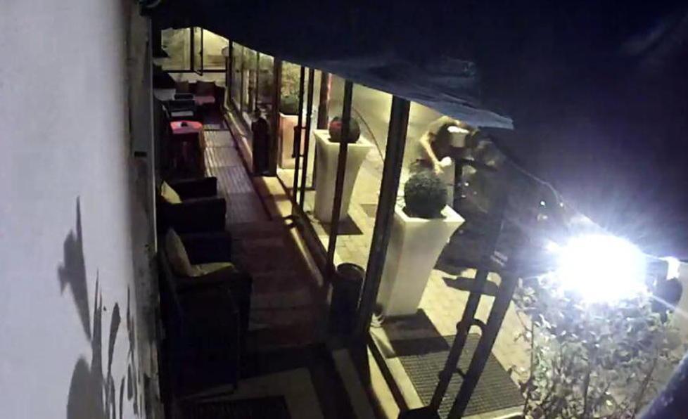 La "bravata" di quattro giovani: rubano la statua dello chef 