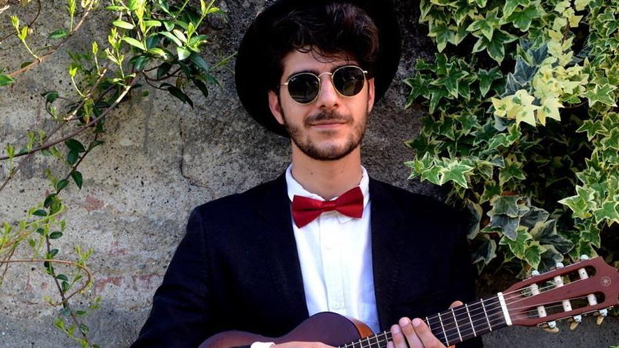 Il cantante Turo sul palco di Villa Cacciari