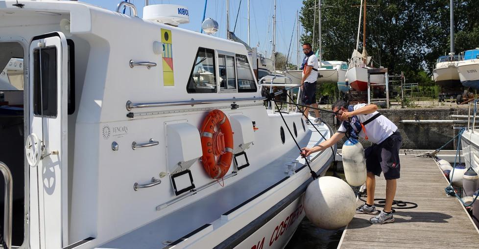 Si fa prestare il catamarano L’imbarcazione si capovolge