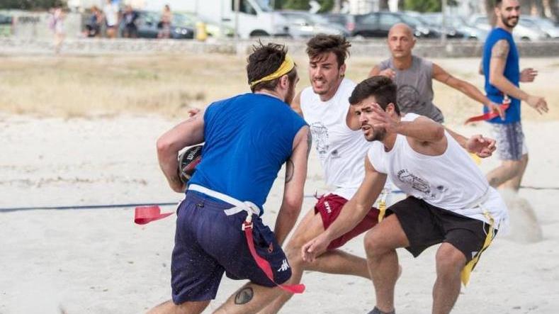 Il football americano anima l’estate in spiaggia