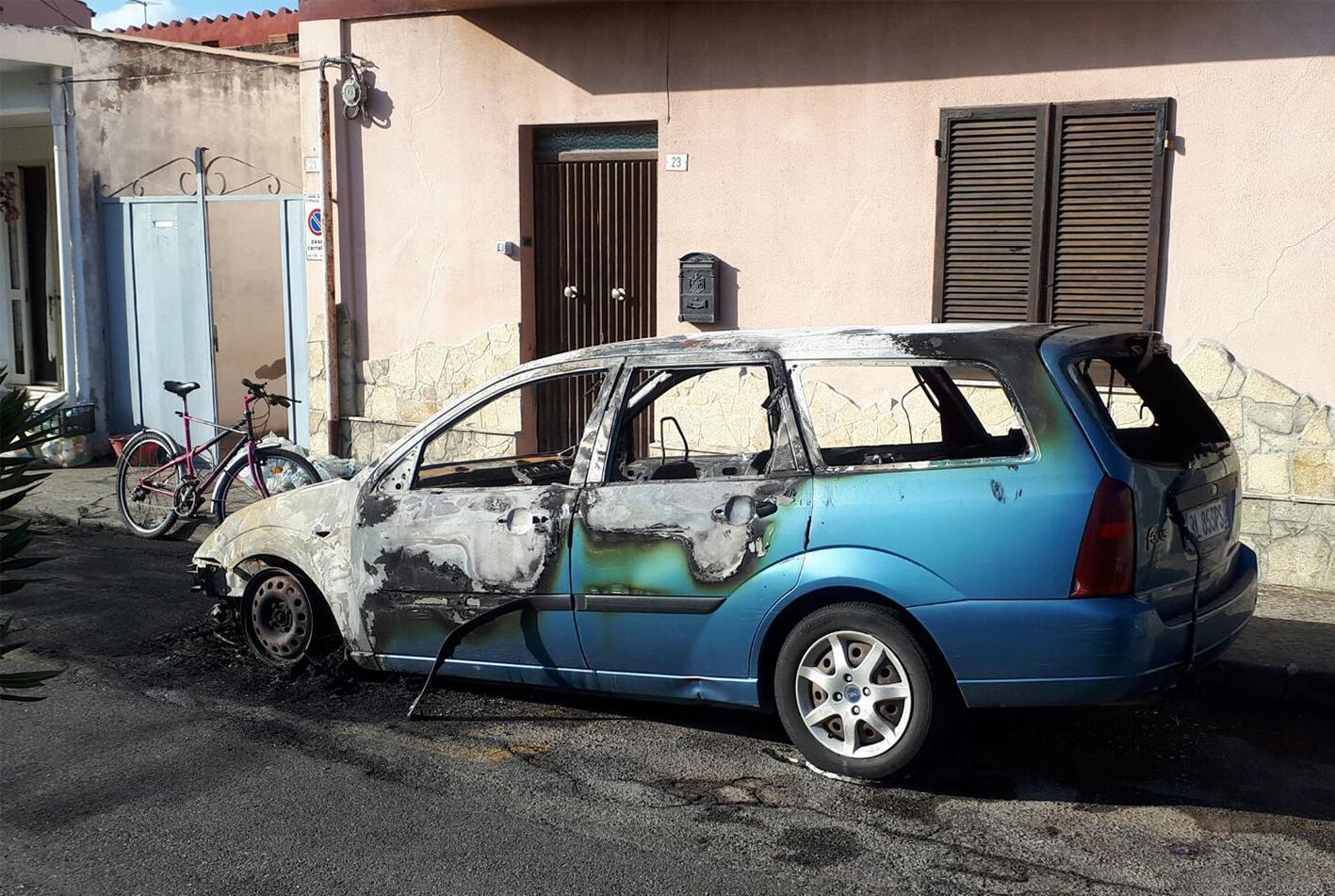 Attentato, incendiata l’auto di un operaio