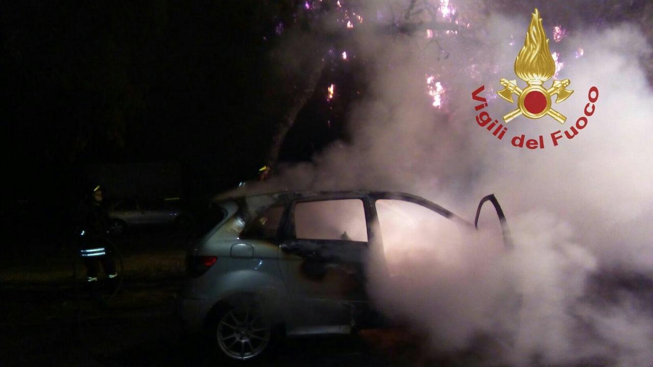 Incendi dolosi a Cagliari: a fuoco tre auto