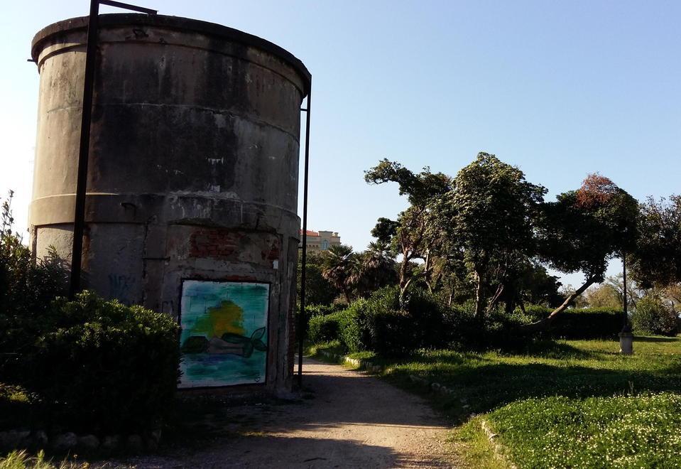 Uno dei due fabbricati che sarà demolito: è unqa mini cisterna a due passi dai Tre Ponti, nei giardini