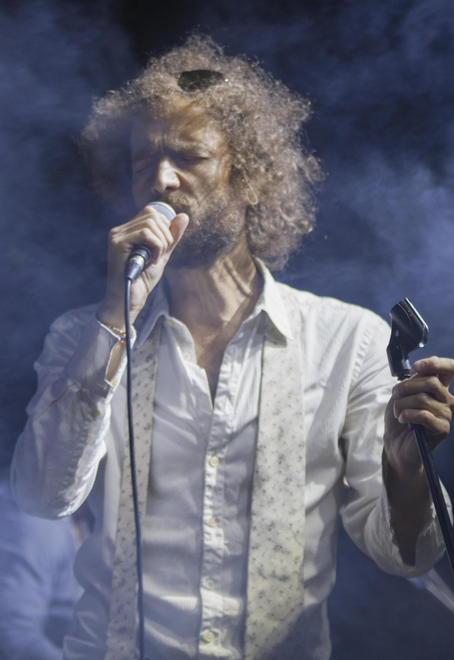 Francesco Tricarico in concerto al locale di Calafuria 